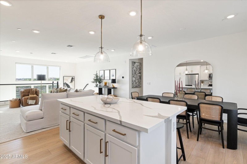 20-2121 W Sonoran Desert Dr apt 8, Phoen