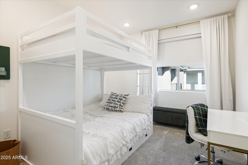 25-2121 W Sonoran Desert Dr apt 8, Phoen