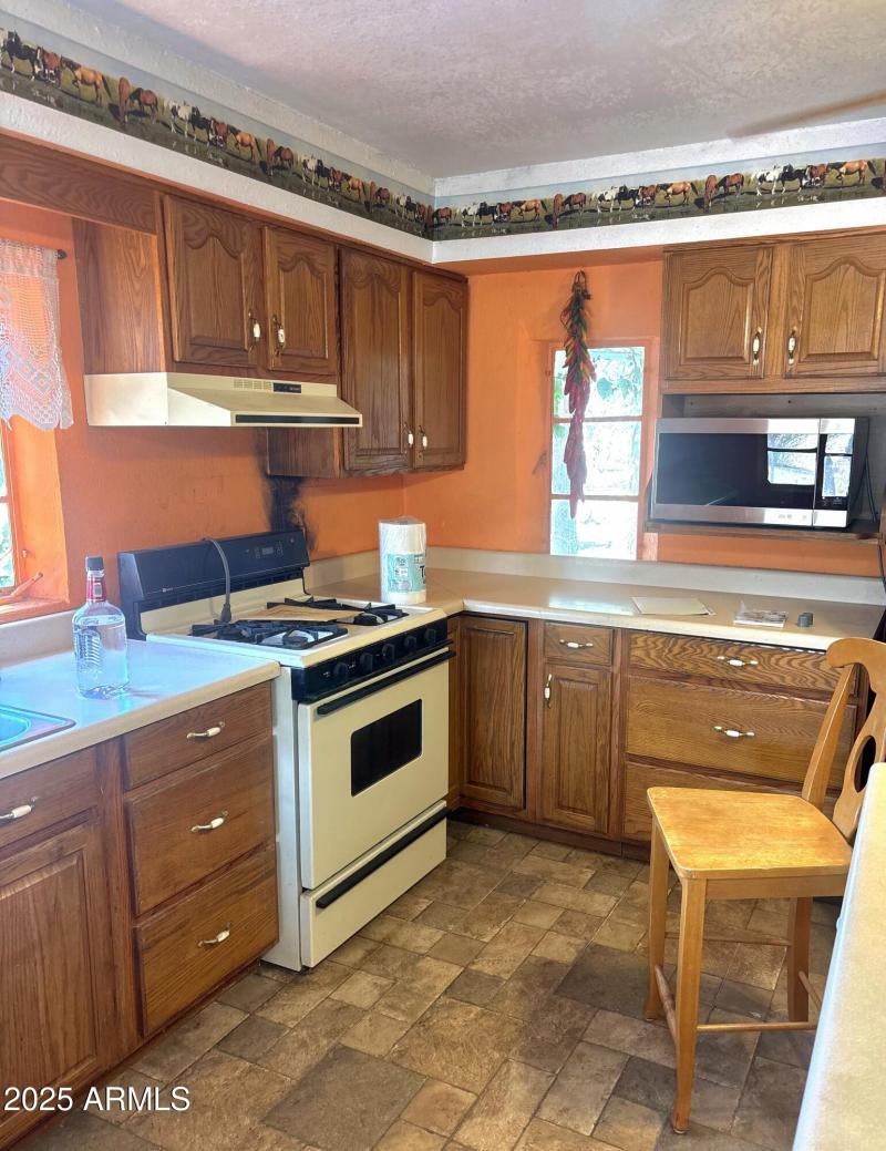 Kitchen NW Corner Range