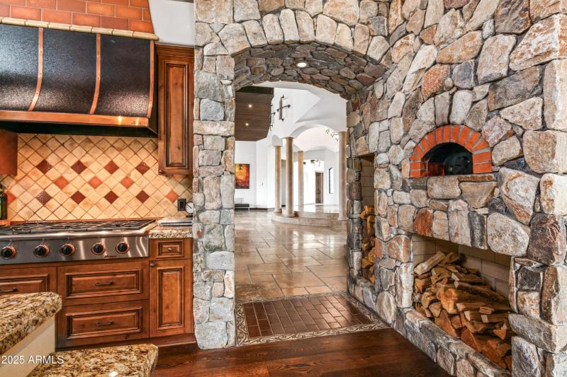 020_Open Floor Plan Pizza Oven