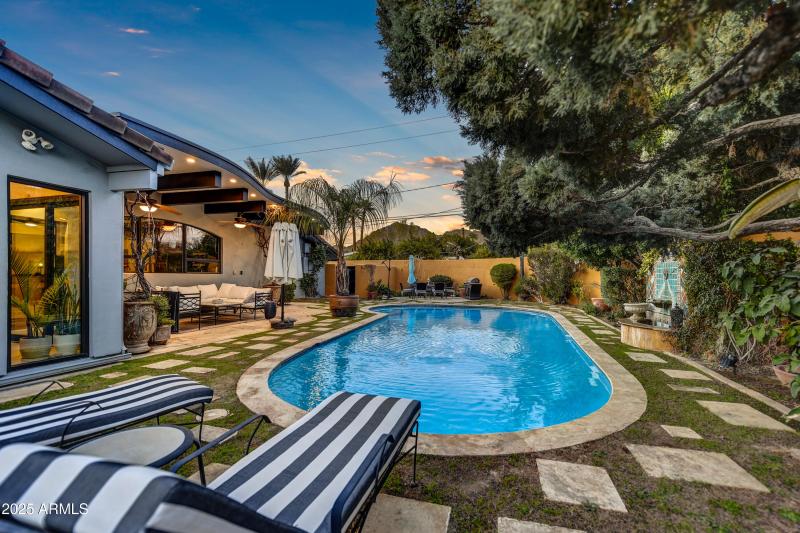 027_Pool Sitting View