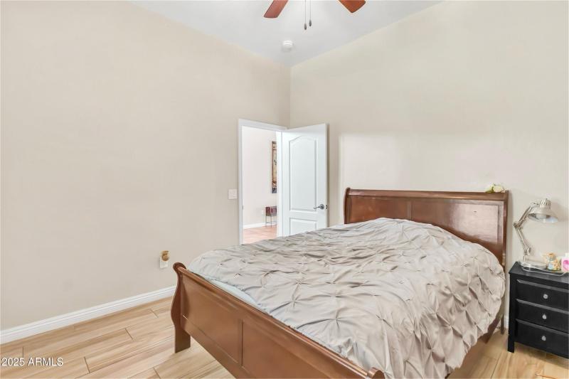 19_bedroom