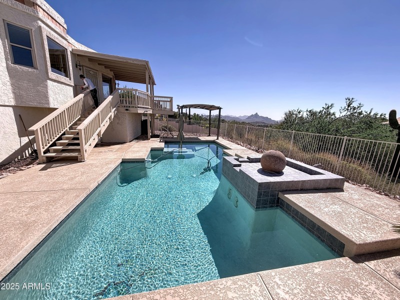 Self cleaning pool