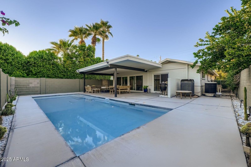 IDEAL FOR ENTERTAINING