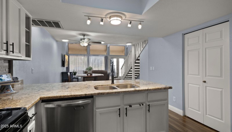 15-web-or-mls-Kitchen1