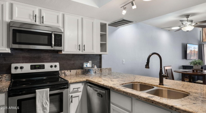 13-web-or-mls-Kitchen4