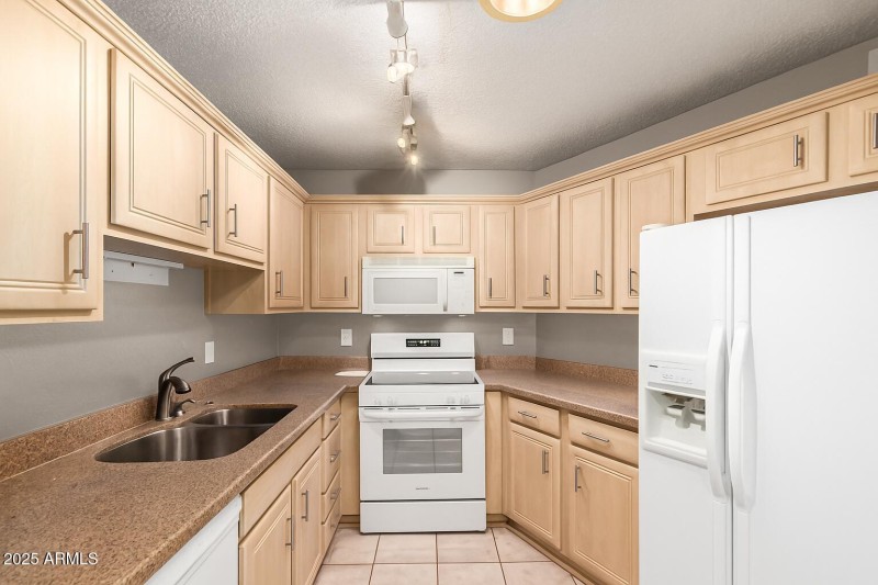 Kitchen-New Stove & Dishwasher