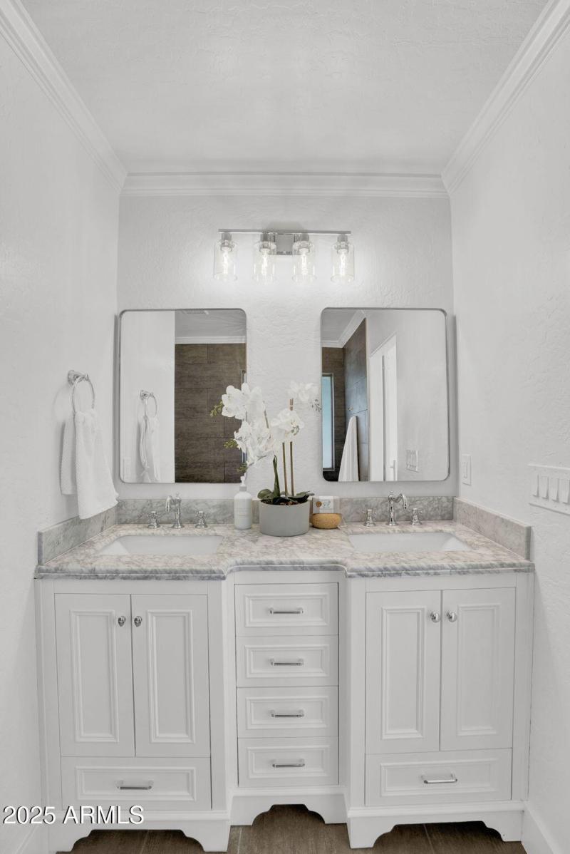 24-web-or-mls-18047 E Vencino-31