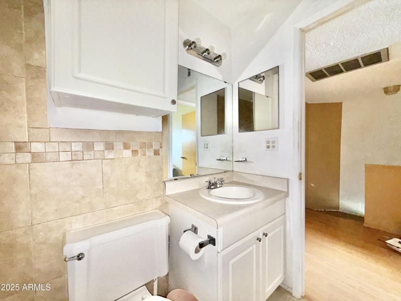 19 Upper Bathroom (1)