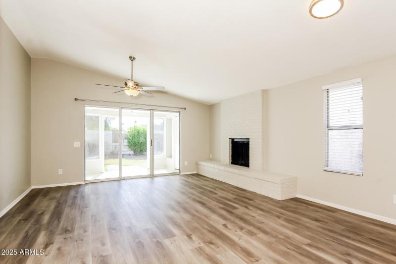 002-photo-living-room-11655064