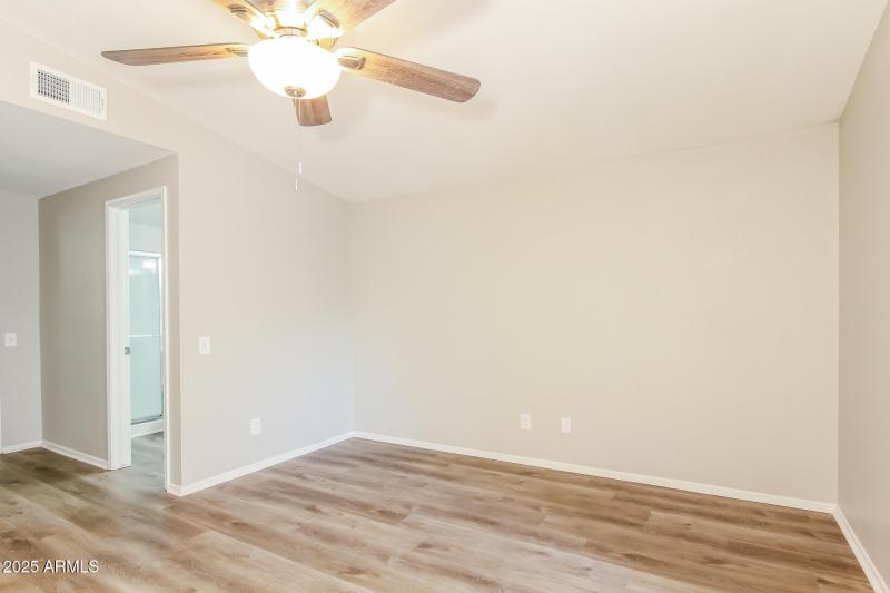 007-photo-main-bedroom-11655069