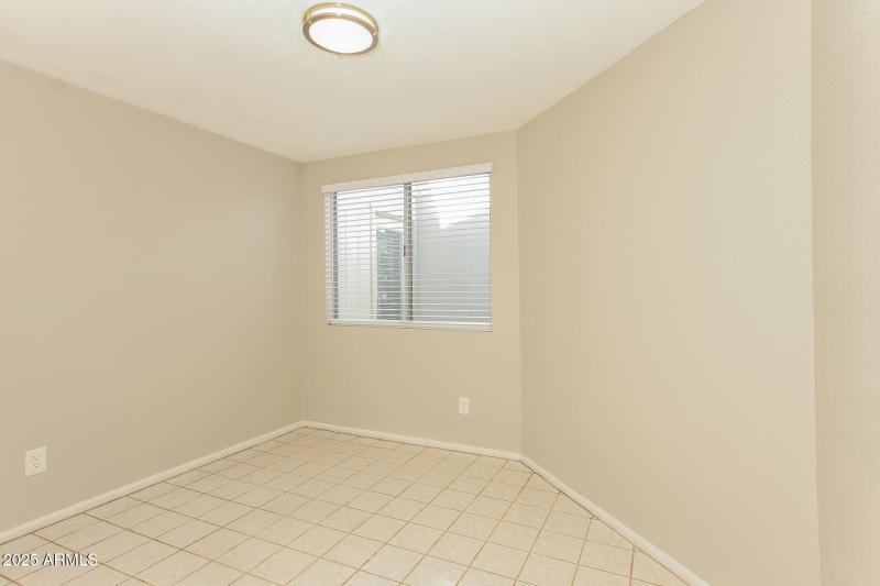 009-photo-bedroom-11655058