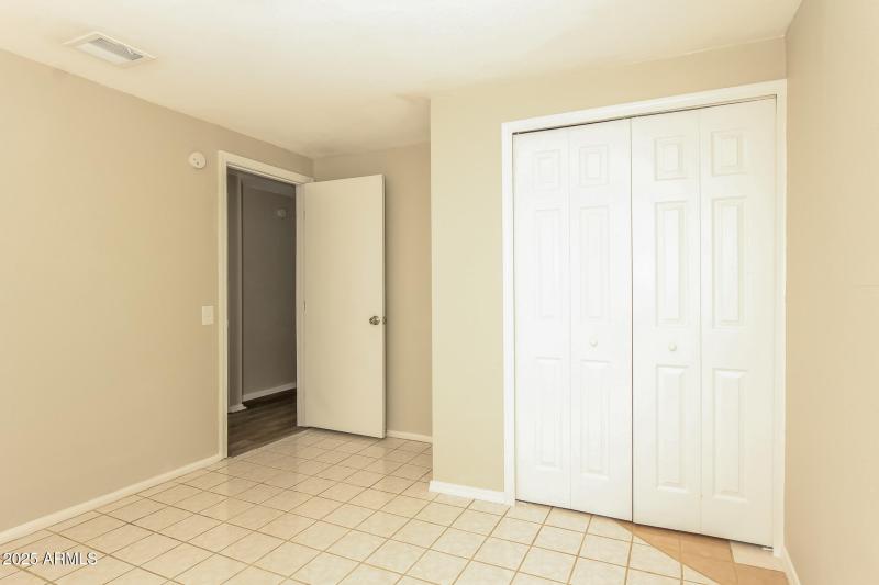 010-photo-bedroom-11655059