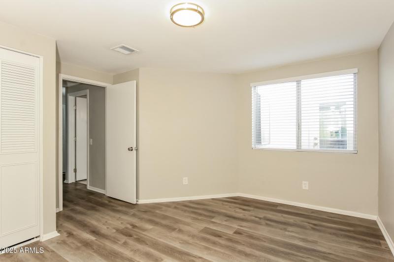 012-photo-bedroom-11655061