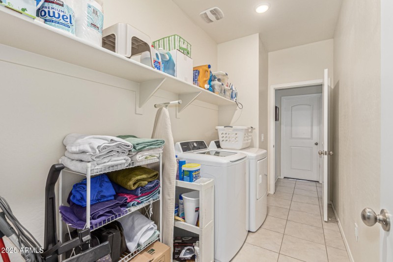 FULL SIZED LAUNDRY ROOM
