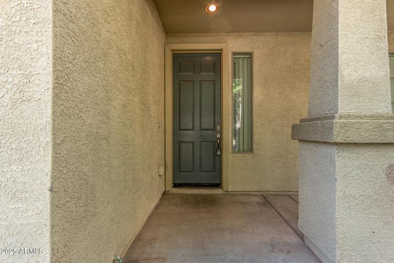Covered entry & front porch!