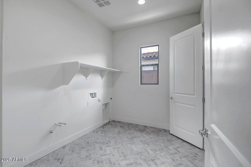 Elegance Lot 1272 (37)