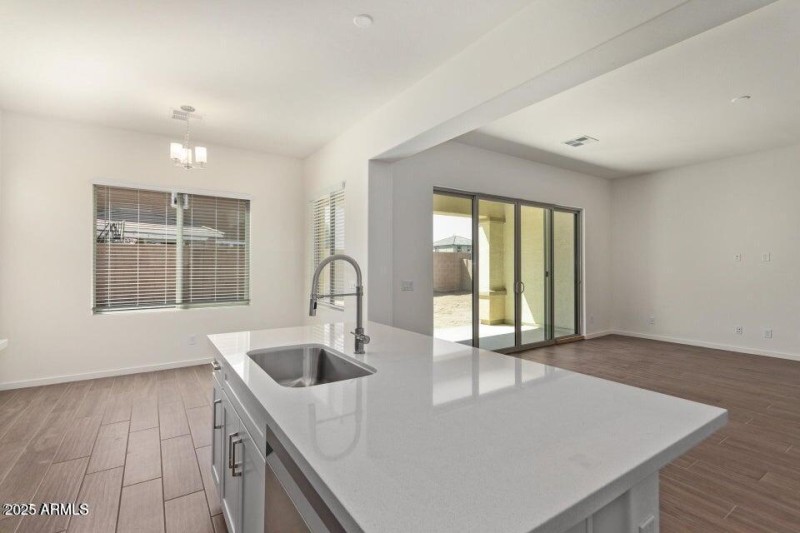 Island w/Quartz Countertop