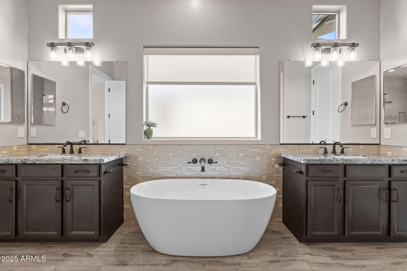 free standing soaker tub