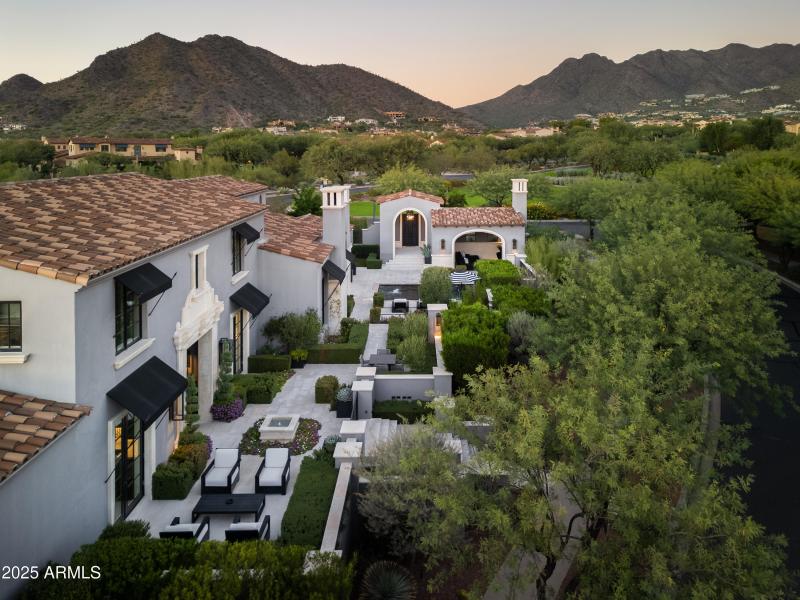 Front Courtyard - Pool