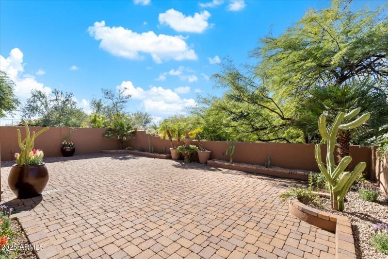 Beautiful Backyard w/Pavers
