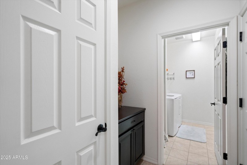 30-Mud Room to Laundry