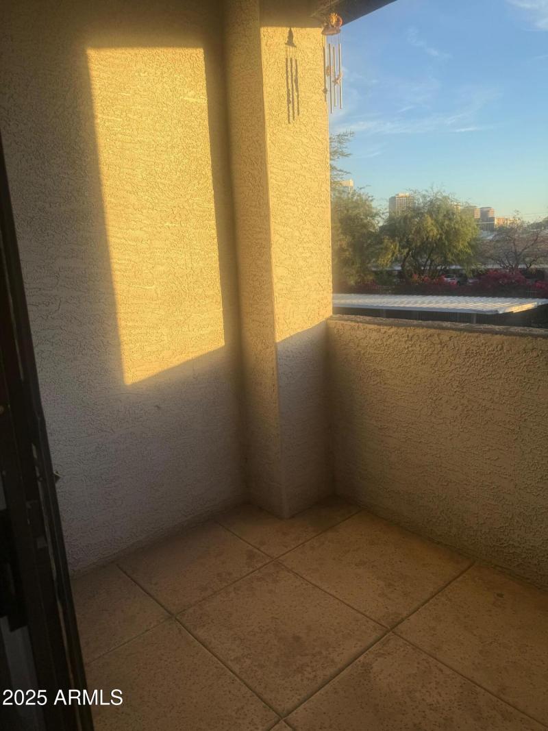 2071 Hawthorne covered patio 2