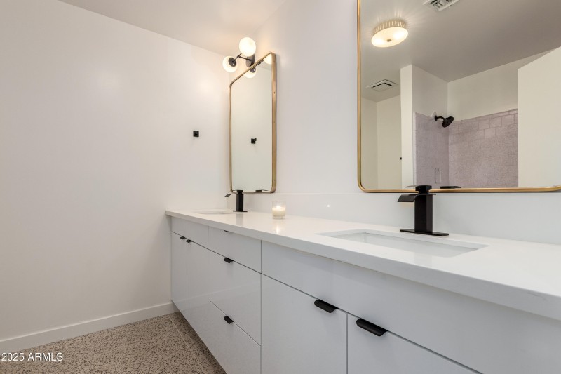 Hall bathroom with Shower/tub & 2 sinks
