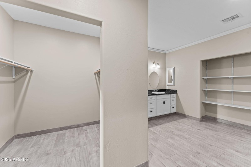 En suite & walk-in closet
