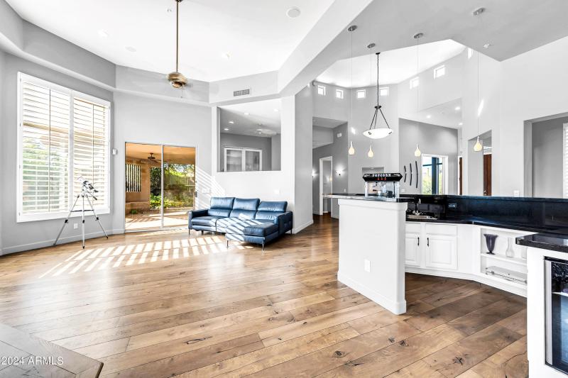 8400 E Dixileta Dr-13