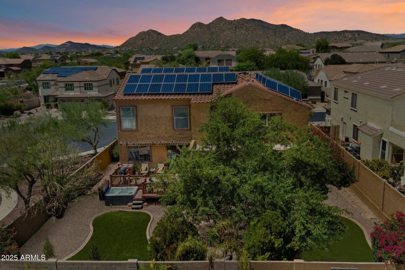 Owned Solar & Hot Tub & Private Lot