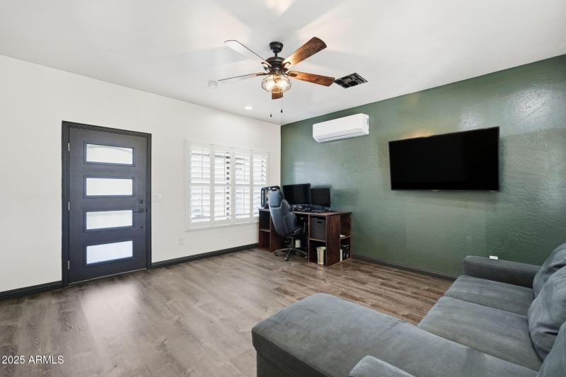 Casita/ Office-Den Entry