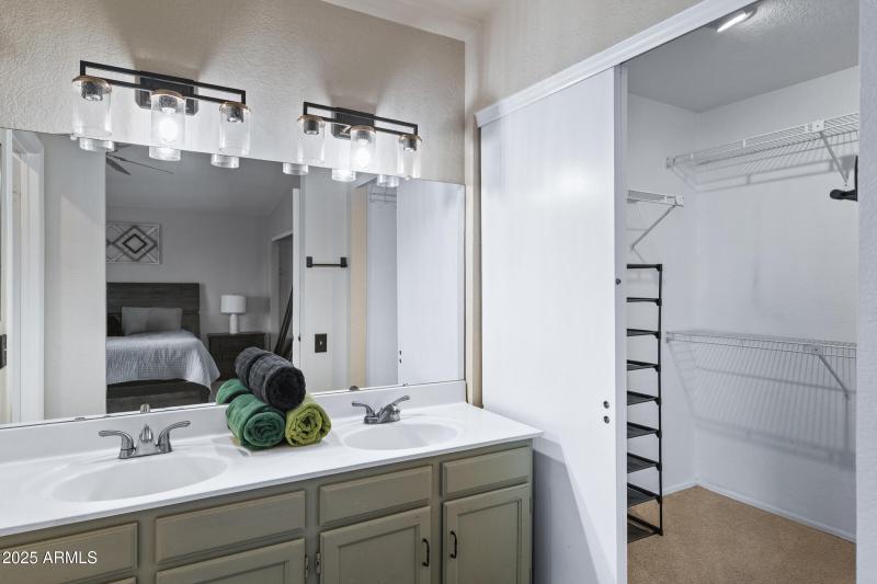 1645 N Saguaro St-35