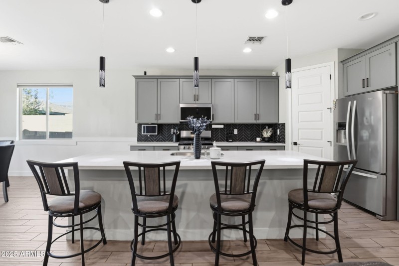 Breakfast Bar & Kitchen Island