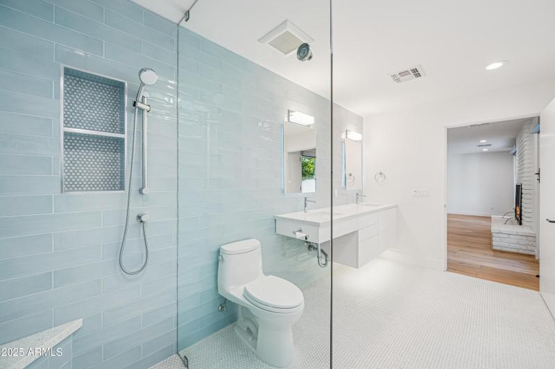 I2025111201-Interior-3