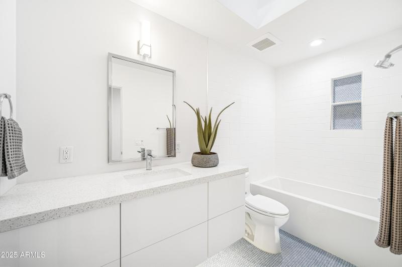 I2025111201-Interior-10