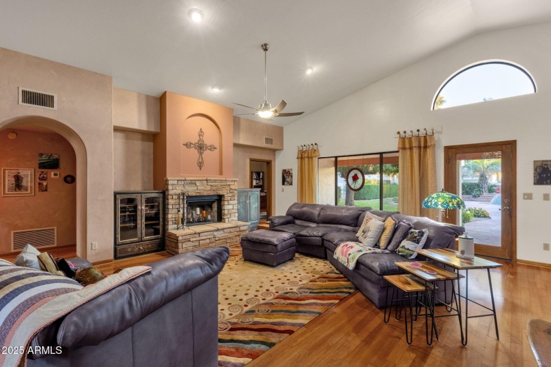 23-web-or-mls-1911-e-bruce-ave