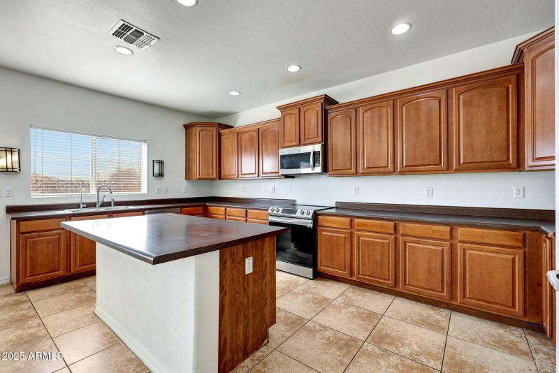 Kitchen with island and breakfast bar