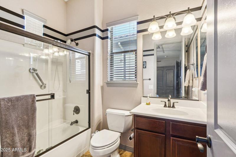 Guest Quarters full bath