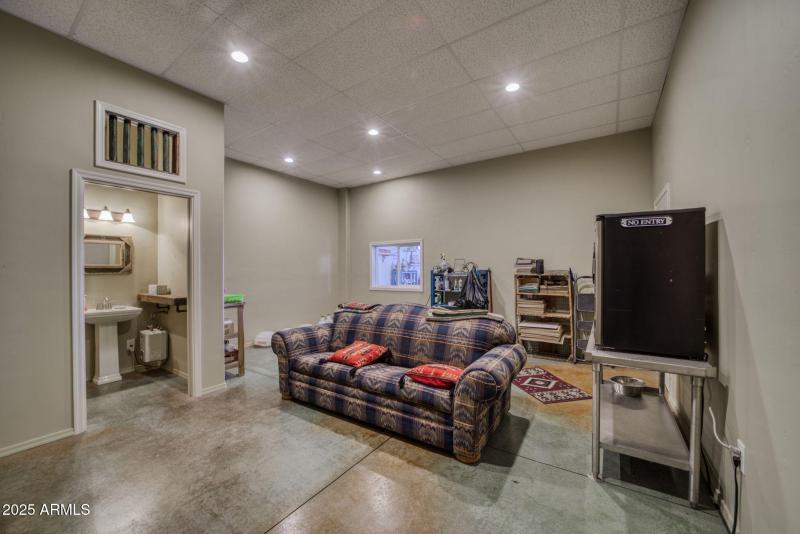 7-web-or-mls-864 W Main St-04