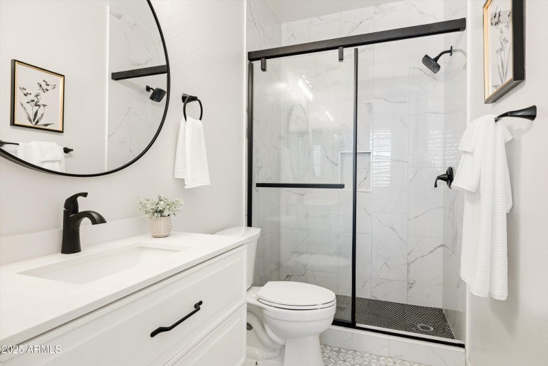 Upstairs Full Bathroom