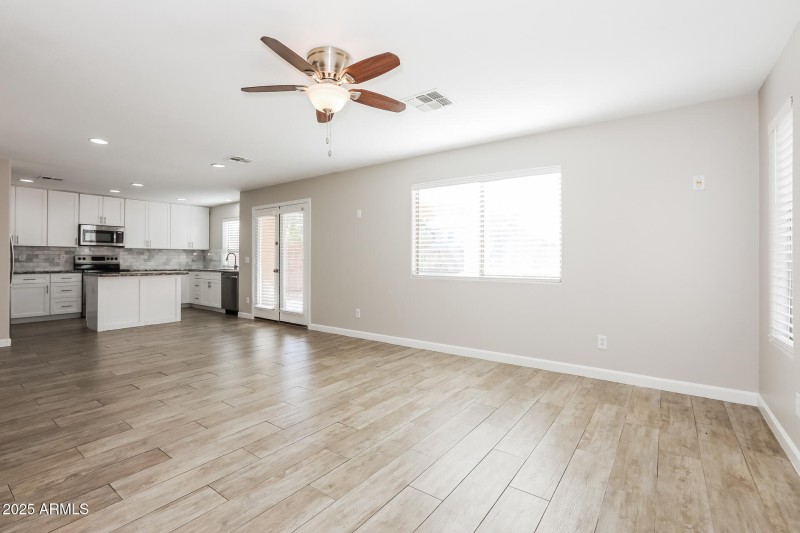 009-photo-family-room-14927075