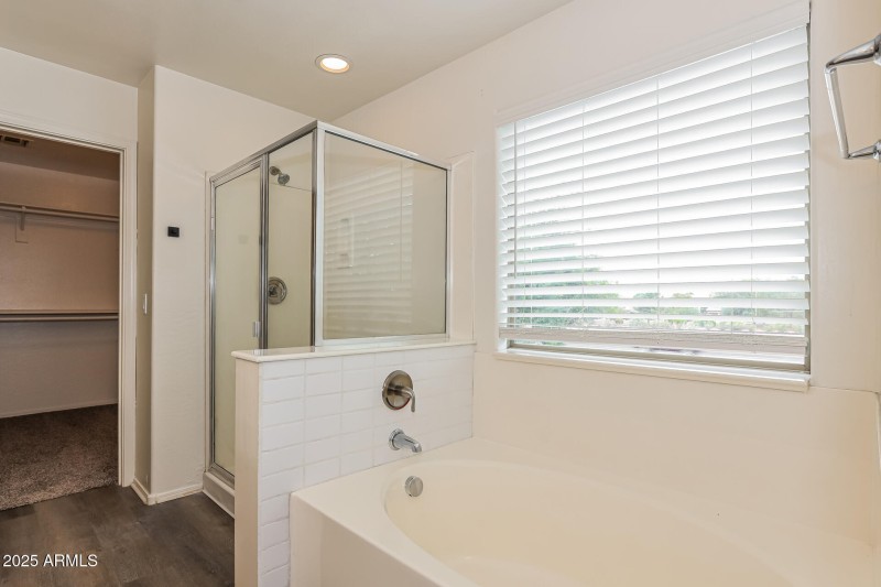 011-photo-main-bathroom-14961720