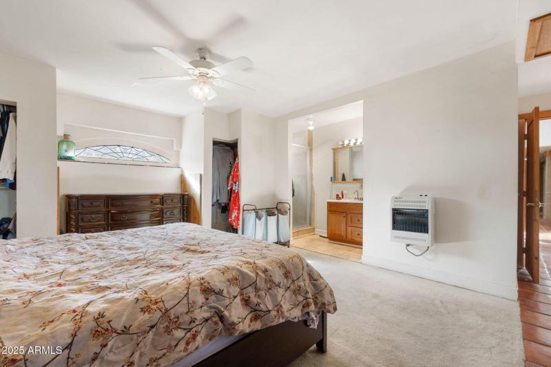 14-Primary Bedroom (3)