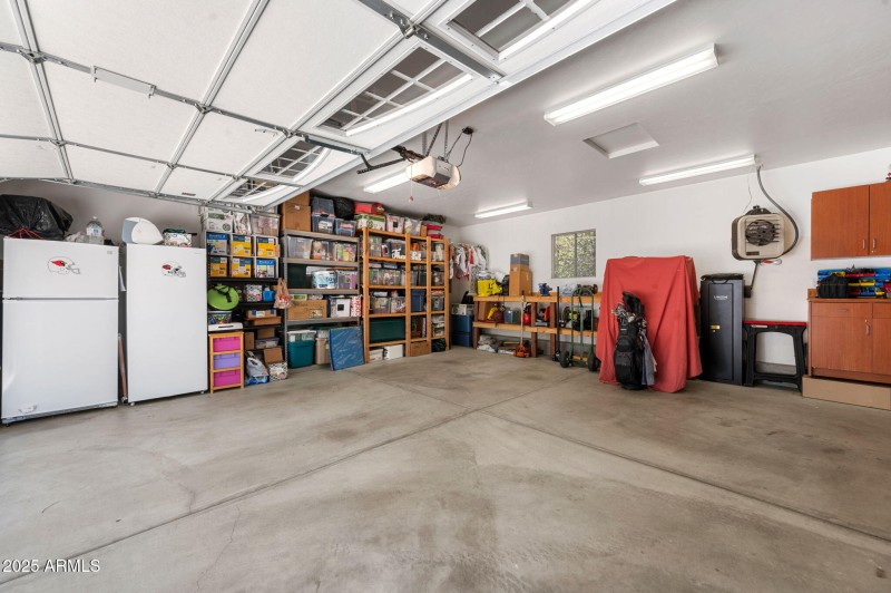 38-Garage Interior (2)