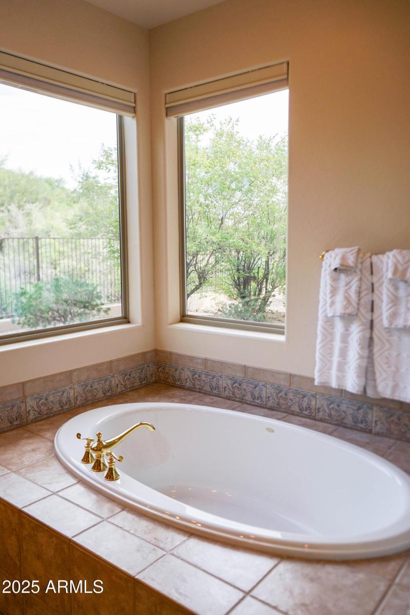 Master Suite Soaking Tub