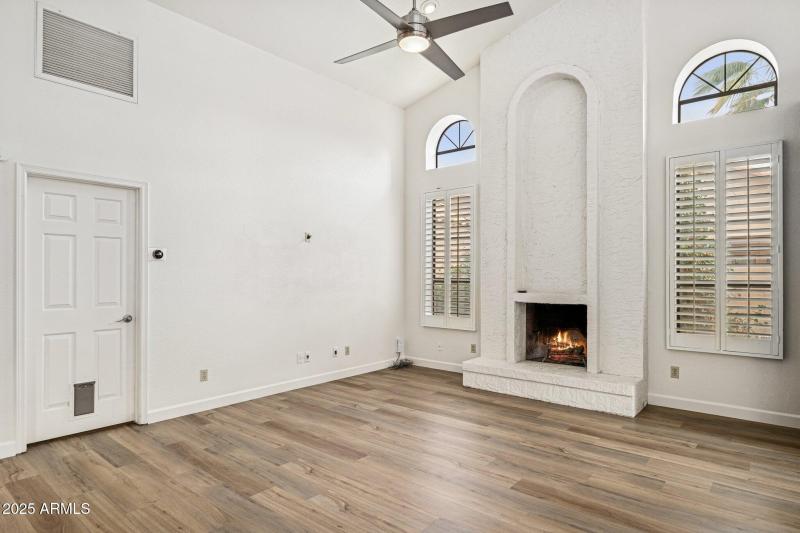 10-web-or-mls-9857-e-windrose-dr