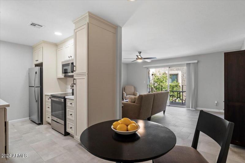 Winfield Place Living:Dining Area