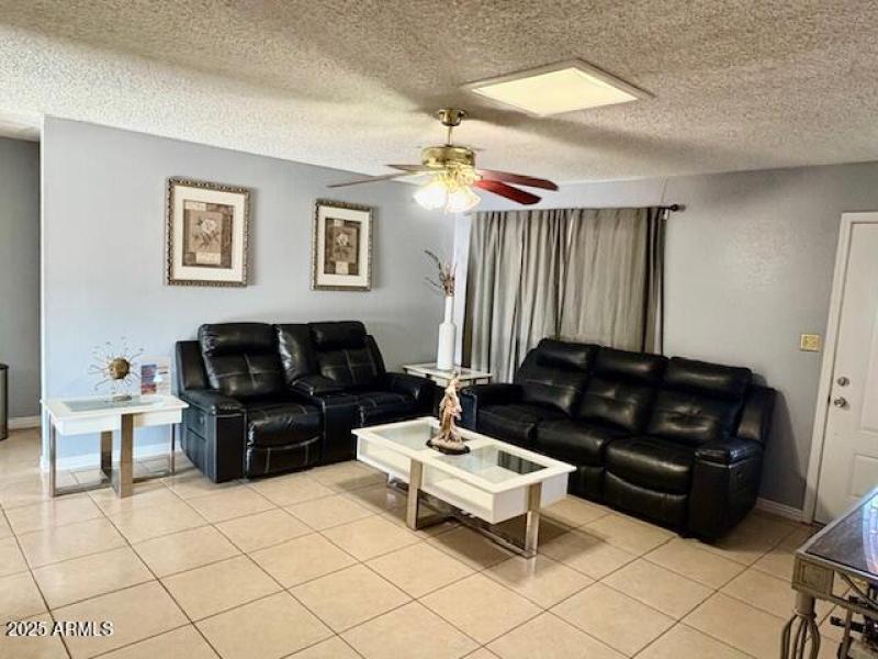 8623 Indianola Living room