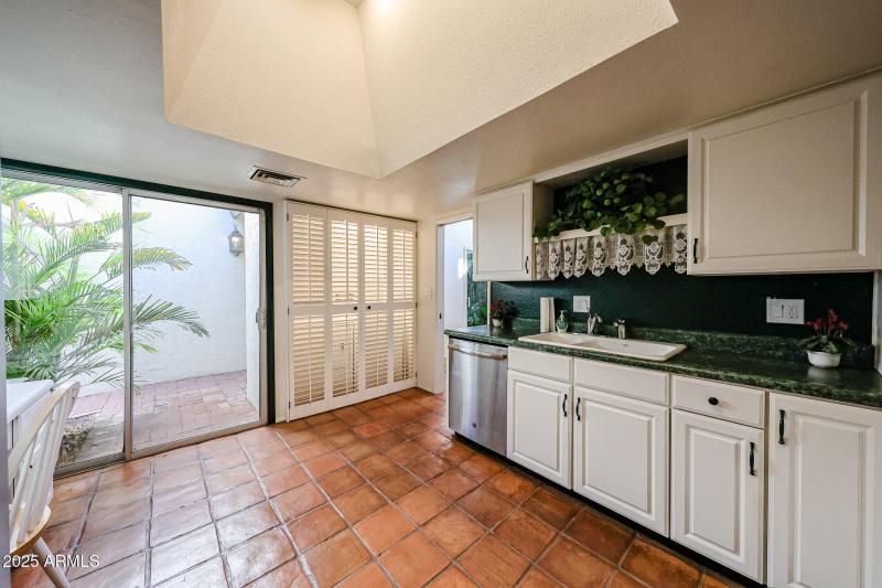 Modern High Ceiling in Kitchen !